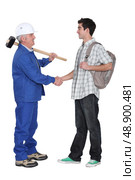 Apprentice builder with mentor. Стоковое фото, агентство Ingram Publishing / Фотобанк Лори
