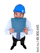 Surveyor peering over his clipboard. Стоковое фото, агентство Ingram Publishing / Фотобанк Лори