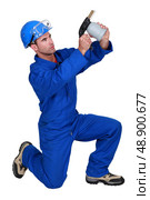 Man using blow torch. Стоковое фото, агентство Ingram Publishing / Фотобанк Лори