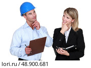 Architect and builder thinking about the same thing. Стоковое фото, агентство Ingram Publishing / Фотобанк Лори