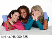 Girlfriends posing. Стоковое фото, агентство Ingram Publishing / Фотобанк Лори