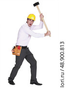 Furious man holding a mallet. Стоковое фото, агентство Ingram Publishing / Фотобанк Лори