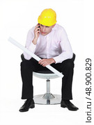 Architect holding plans and telephone. Стоковое фото, агентство Ingram Publishing / Фотобанк Лори