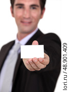 Man holding business card. Стоковое фото, агентство Ingram Publishing / Фотобанк Лори