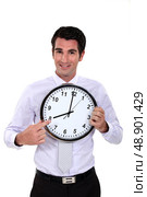 happy businessman pointing at clock. Стоковое фото, агентство Ingram Publishing / Фотобанк Лори