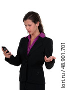 Angry woman reading a text message. Стоковое фото, агентство Ingram Publishing / Фотобанк Лори