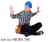 Craftsman sitting cross-legged. Стоковое фото, агентство Ingram Publishing / Фотобанк Лори