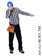 Construction worker covering his eyes. Стоковое фото, агентство Ingram Publishing / Фотобанк Лори