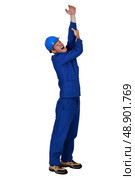 Tradesman crying out in pain. Стоковое фото, агентство Ingram Publishing / Фотобанк Лори