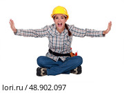 Woman carpenter screaming. Стоковое фото, агентство Ingram Publishing / Фотобанк Лори