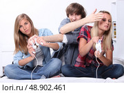 Young people playing computer games. Стоковое фото, агентство Ingram Publishing / Фотобанк Лори