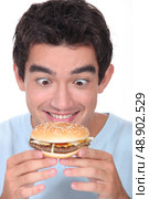 Man holding cheeseburger. Стоковое фото, агентство Ingram Publishing / Фотобанк Лори