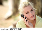 Neutral woman talking on her mobile phone. Стоковое фото, агентство Ingram Publishing / Фотобанк Лори