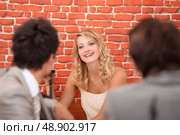 Recognizing colleagues in restaurant. Стоковое фото, агентство Ingram Publishing / Фотобанк Лори