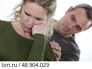 Boyfriend consoling woman. Стоковое фото, агентство Ingram Publishing / Фотобанк Лори
