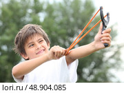 Boy with slingshot. Стоковое фото, агентство Ingram Publishing / Фотобанк Лори