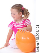 Little girl playing with balloon. Стоковое фото, агентство Ingram Publishing / Фотобанк Лори