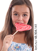 Little girl holding lollipop. Стоковое фото, агентство Ingram Publishing / Фотобанк Лори