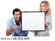 Couple holding a blank sign. Стоковое фото, агентство Ingram Publishing / Фотобанк Лори