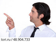 Man in a suit and tie pointing off camera. Стоковое фото, агентство Ingram Publishing / Фотобанк Лори