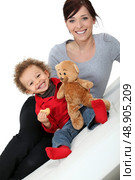 Mom with baby and teddy bear. Стоковое фото, агентство Ingram Publishing / Фотобанк Лори