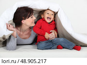 Woman playing a hiding game. Стоковое фото, агентство Ingram Publishing / Фотобанк Лори