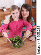Mother and daughter making a salad together. Стоковое фото, агентство Ingram Publishing / Фотобанк Лори