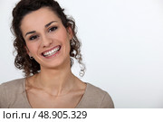 Brunette grinning. Стоковое фото, агентство Ingram Publishing / Фотобанк Лори