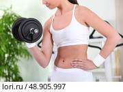 Fit woman working out with weights. Стоковое фото, агентство Ingram Publishing / Фотобанк Лори
