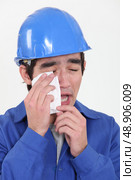 Construction worker crying. Стоковое фото, агентство Ingram Publishing / Фотобанк Лори