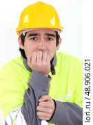 Fearful young worker. Стоковое фото, агентство Ingram Publishing / Фотобанк Лори