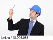 Man wearing hard hat. Стоковое фото, агентство Ingram Publishing / Фотобанк Лори