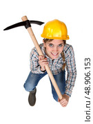 A female construction an pickaxe. Стоковое фото, агентство Ingram Publishing / Фотобанк Лори