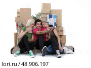 Friends moving in together. Стоковое фото, агентство Ingram Publishing / Фотобанк Лори