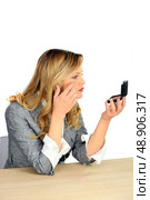 Woman applying make-up. Стоковое фото, агентство Ingram Publishing / Фотобанк Лори