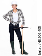 Tradeswoman holding a pickaxe. Стоковое фото, агентство Ingram Publishing / Фотобанк Лори