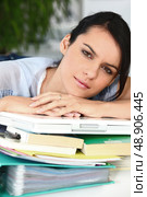 Overworked woman. Стоковое фото, агентство Ingram Publishing / Фотобанк Лори