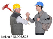 Construction workers shaking hands. Стоковое фото, агентство Ingram Publishing / Фотобанк Лори