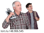 Learning with experienced tiler. Стоковое фото, агентство Ingram Publishing / Фотобанк Лори