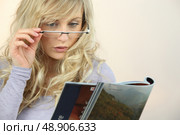 Woman with glasses reading magazine. Стоковое фото, агентство Ingram Publishing / Фотобанк Лори