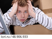 Overwhelmed man on moving day. Стоковое фото, агентство Ingram Publishing / Фотобанк Лори