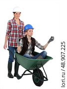Young women laborers with a wheelbarrow. Стоковое фото, агентство Ingram Publishing / Фотобанк Лори