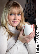 Portrait of a blonde woman drinking a hot drink. Стоковое фото, агентство Ingram Publishing / Фотобанк Лори
