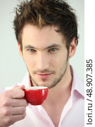 Man holding small cup of coffee. Стоковое фото, агентство Ingram Publishing / Фотобанк Лори
