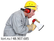 Worker on loudhailer. Стоковое фото, агентство Ingram Publishing / Фотобанк Лори