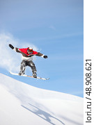Snowboarder performing impressive jump. Стоковое фото, агентство Ingram Publishing / Фотобанк Лори