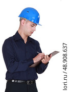 Worker writing on clipboard. Стоковое фото, агентство Ingram Publishing / Фотобанк Лори