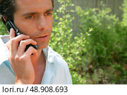 man on the phone outdoors looking concerned. Стоковое фото, агентство Ingram Publishing / Фотобанк Лори