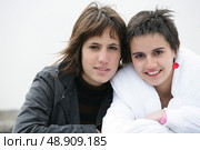 Two female in bad weather. Стоковое фото, агентство Ingram Publishing / Фотобанк Лори