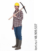 Labourer carrying a pickaxe. Стоковое фото, агентство Ingram Publishing / Фотобанк Лори